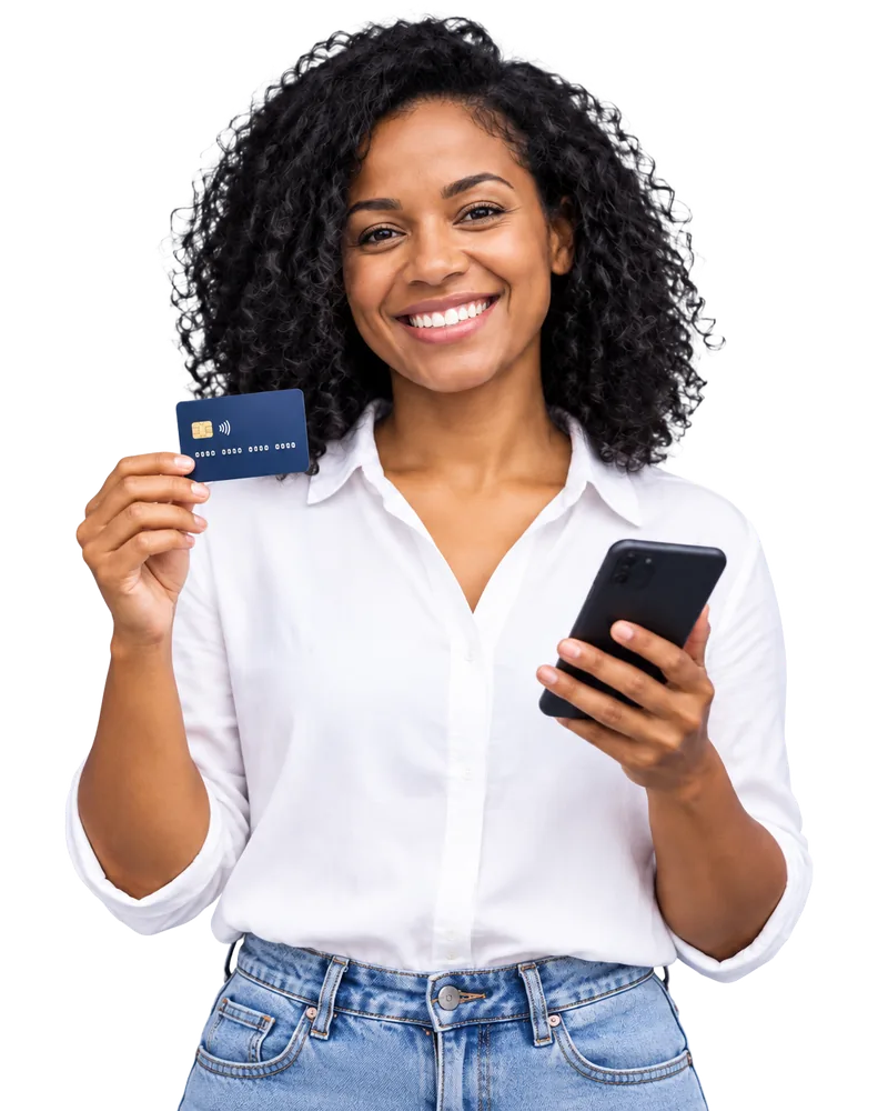 Imagem ilustrativa de uma mulher segurando um cartão de crédito com chip e um celular